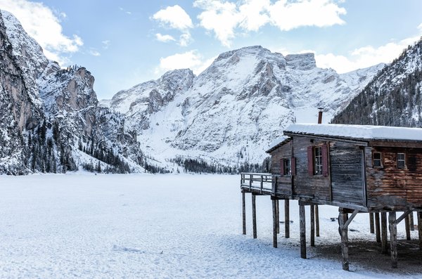 Peut-on louer un chalet en montagne en Suisse avec des cours de fabrication de fromage et des randonnées alpines?