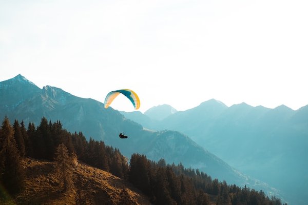 Quels sont les meilleurs spots pour une aventure de parapente à Chamonix, France : saisons et guides ?