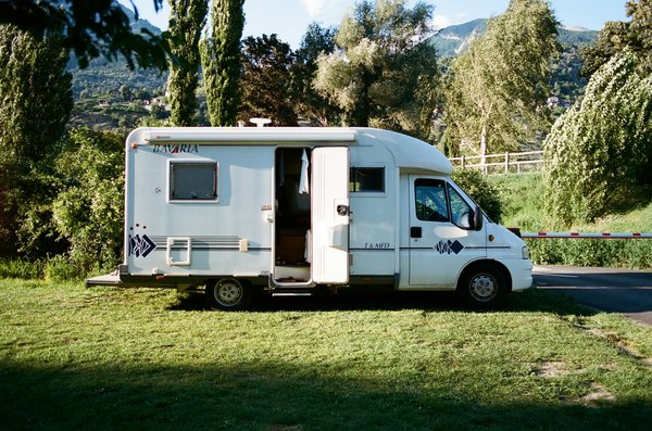 Quels sont les conseils pour un camping de longue durée en région désertique?